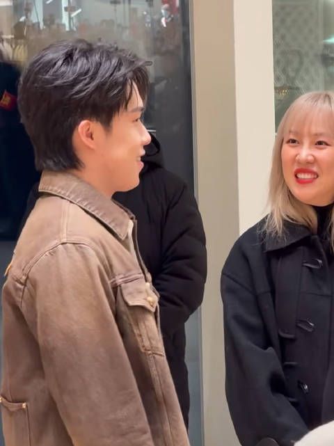 网友偶遇明星外滩活动,近距离拍摄状态佳