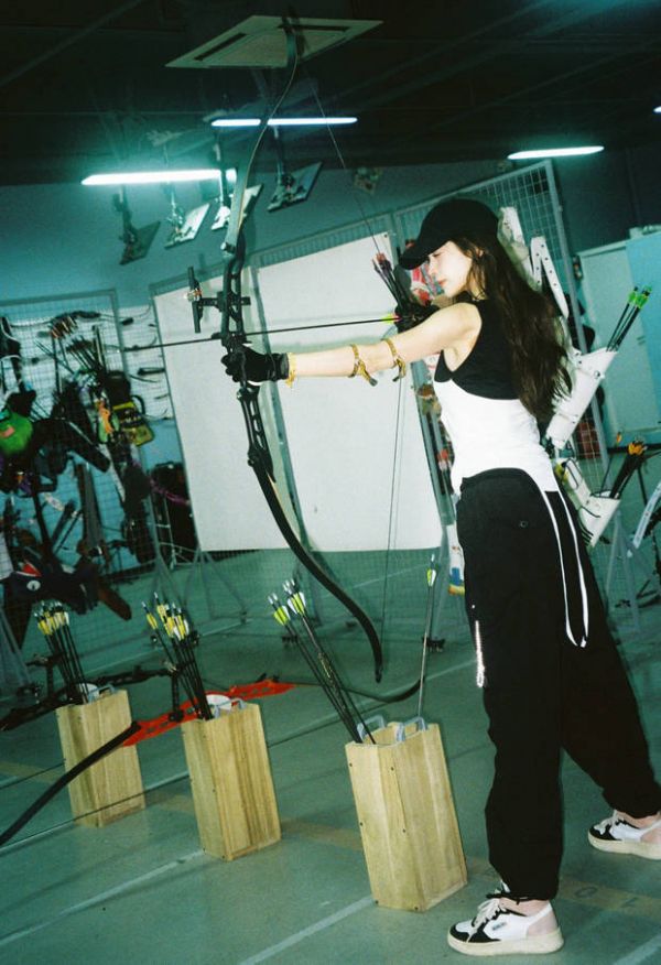 娜扎又酷又飒。