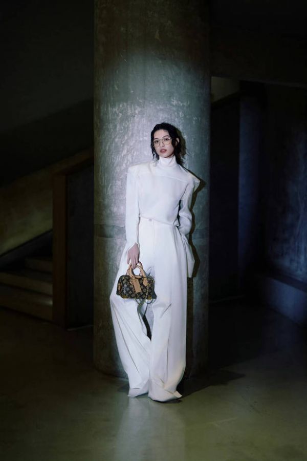 搜狐娱乐讯 1月13日，钟楚曦穿白色套装现身时尚活动，照片里的她戴着无框眼镜，高智感拉满。