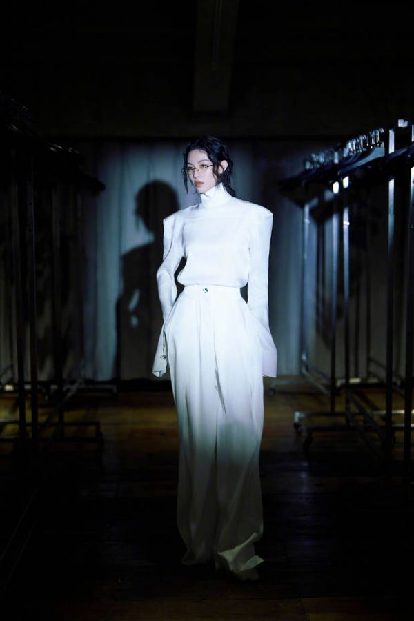 钟楚曦腰肢纤细。