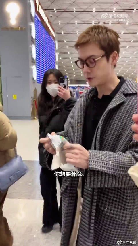 陈伟霆机场帮粉丝拆盲盒拆出盖瑞