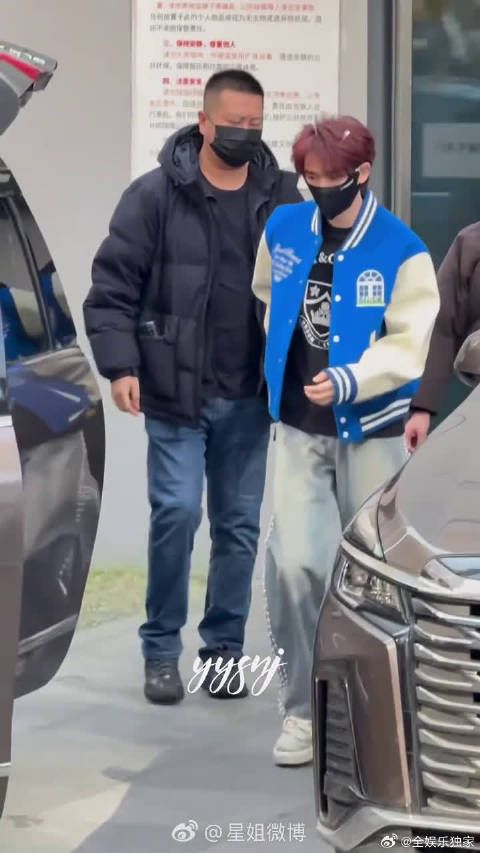 丁程鑫蓝色棒球服亮相你好星期六，清爽元气似校园男神