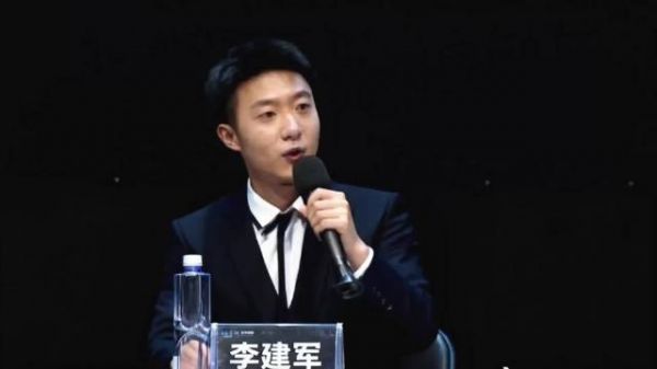 我有幸参加过一次，但是被轰出来了，他们说辩论赛不是犟，那是两回事儿