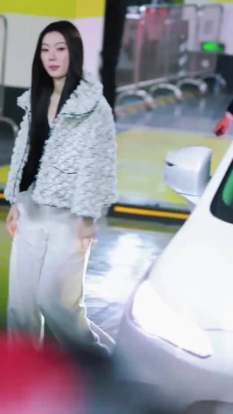 单依纯全白香奈儿套装亮相快闪店，与粉丝亲切互动