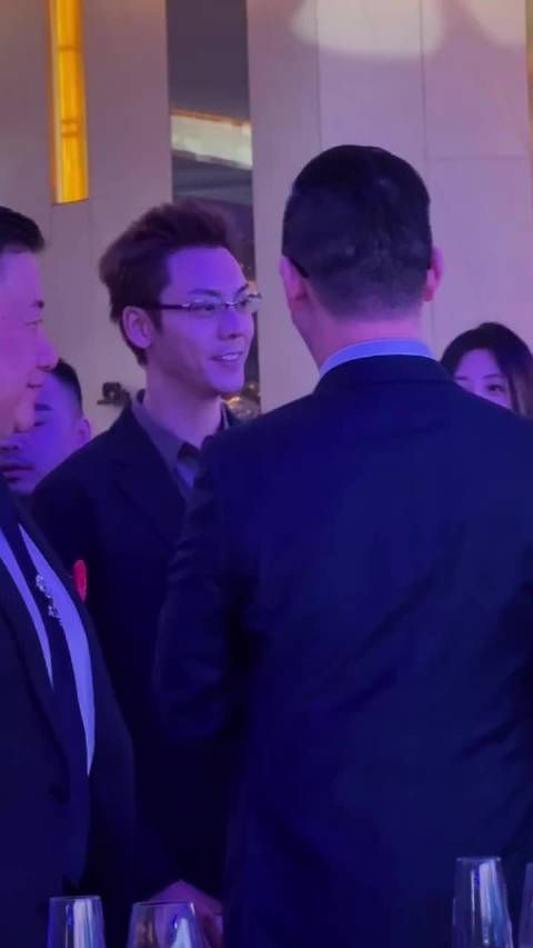 陈伟霆年会举杯喝酒聊天尽显霸总气质