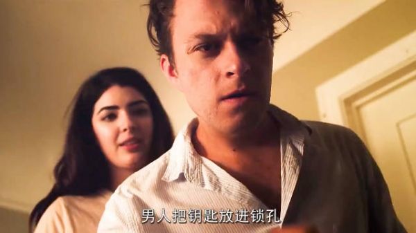 夫妻俩在房间里发现一道时空之门