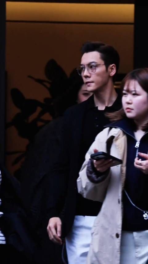 陈伟霆米兰时装周外出发拍摄路透️,沈皓明来收购了