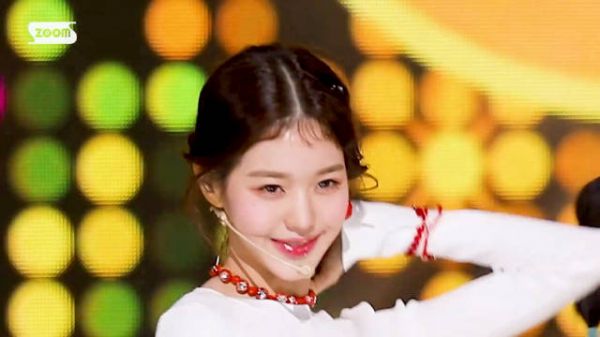 这就是古人说的媚骨天成 万里挑一 这个视频的退出键在哪里….. ：清纯眼