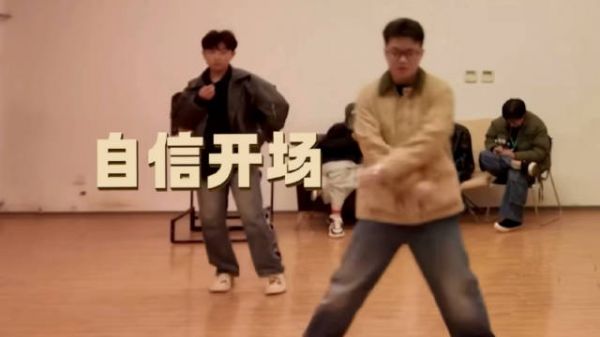 小熊跳舞咋这么萌…这一身也很像小熊