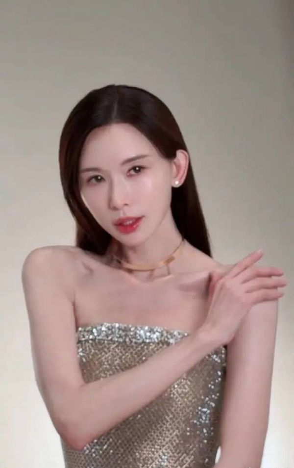 搜狐娱乐讯 近日，一组林志玲拍摄的广告视频曝光，52岁的志玲姐姐仪态气质依旧在线，脸又小又紧，一举一动都透着优雅。