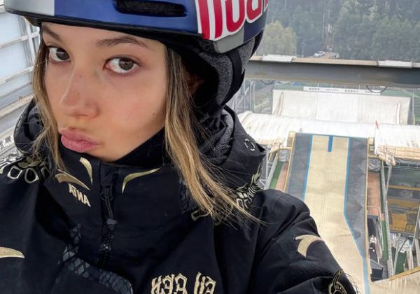 谷爱凌嘟嘴自拍，略显俏皮。