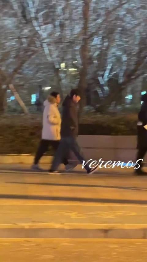 肖战《小城良方》夜拍路透，短短的一段路连续拍了四次，这就叫敬业