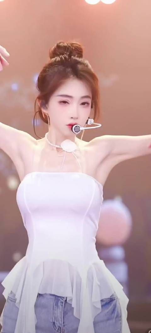 冯提莫男团直播又唱又跳人气非常高哇！最近男团舞好火的