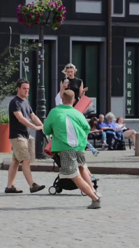 国外博主邀请路人走秀的视频在推特上火了，已经有4500万播放量了