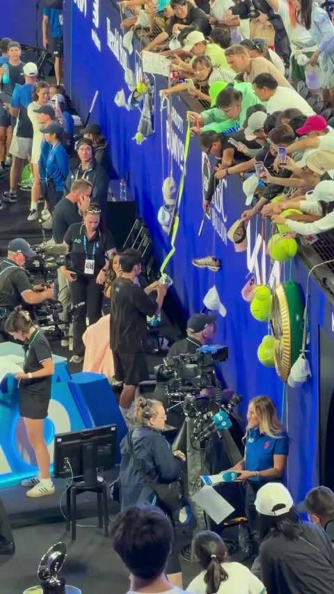 粉丝用自拍杆等长物求签名，周杰伦逐一满足