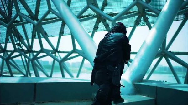 打爆毒贩的钱将毒贩砸死，用放大镜对狙