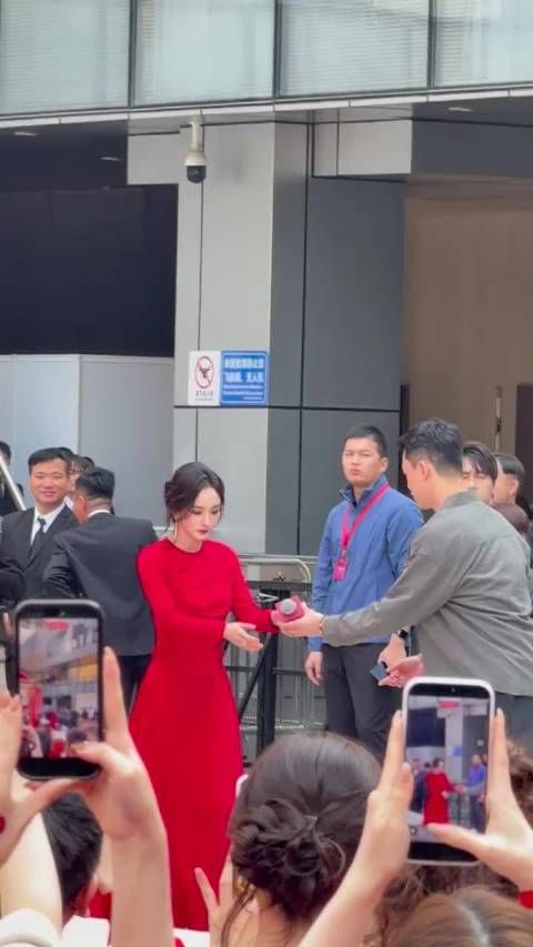 杨幂雅诗兰黛线下活动来喽 一袭红色长裙➕盘发，状态好成啥了都