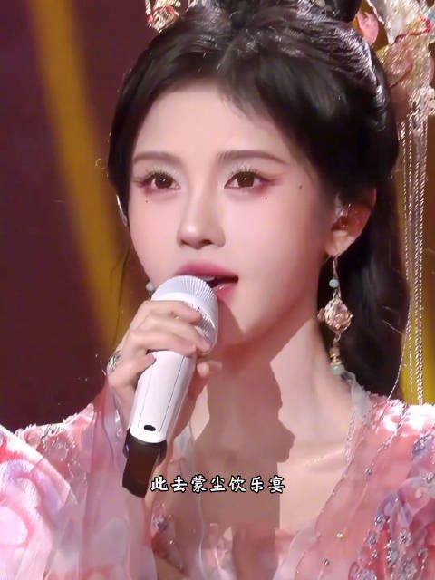 鞠婧祎舞台仙气四溢展现唱跳实力