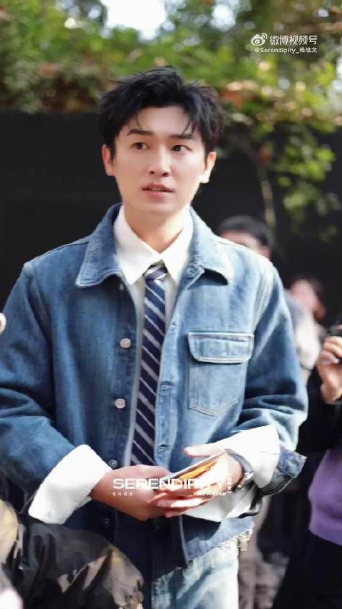 杨旭文造型反差引热议，黑西装牛仔套装切换自如