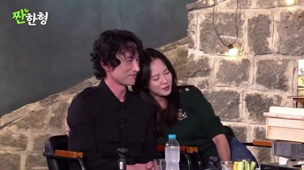 宋智孝一把搂过男明星,夸他干得好,还把头靠在男明星的肩膀上!