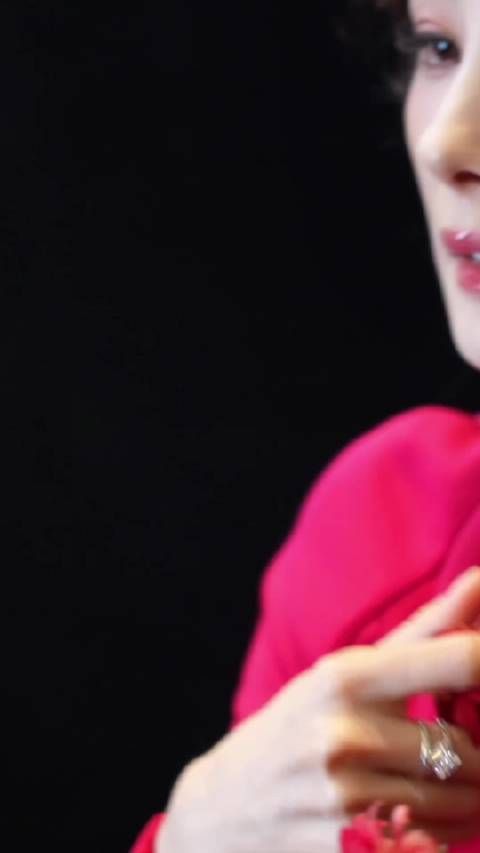 杨幂_红衣似焰繁花成簇浓墨底色下染出的一抹热烈