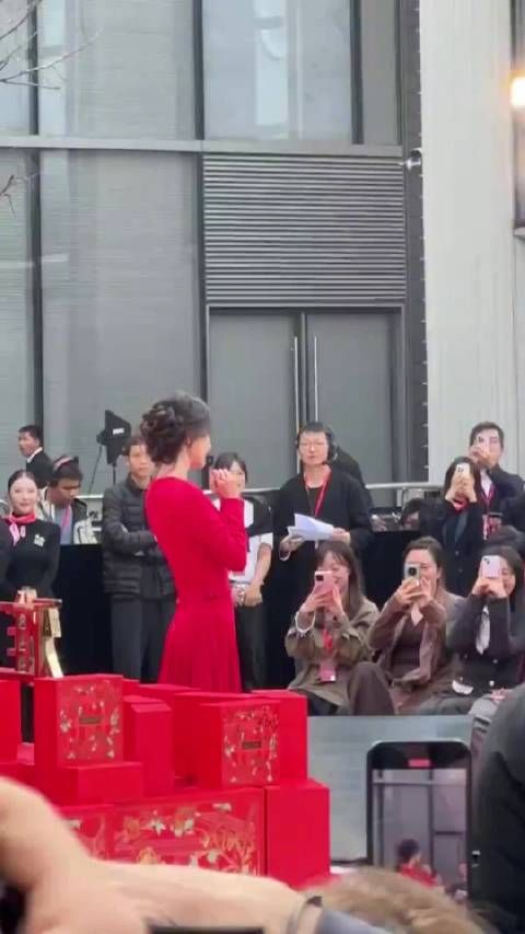 杨幂活动现场被粉丝喊妈咪，微笑回头显宠溺