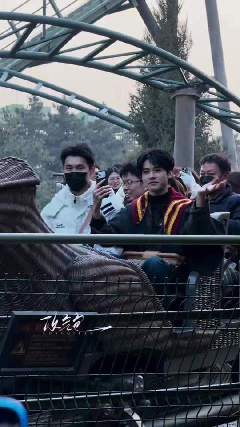 在北京环球影城偶遇龚俊啦