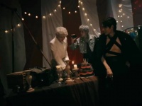 我叛逆期在学校憋一肚子火回家摔摔打打就这样 我妈跟我屁股后边问我咋滴啦