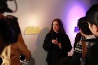 以玻璃艺术重述百年女性故事，珍・布拉齐娜亚洲首展在沪开幕