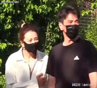 高圆圆赵又廷街头遛弯照刷屏，结婚 9 年仍手挽手，素颜状态太绝