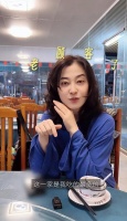 梅婷吃海鲜大排档，50了脸蛋很紧致，没做发型头顶稀疏发缝好宽