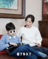 杨乐乐晒与儿子合拍视频 沐沐伶牙俐齿似缩小版汪涵