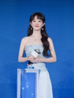 赵丽颖蓝裙亮相活动，披肩长发齐刘海造型吸睛