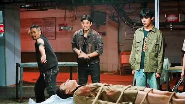 卧底女警身份被识破后，遭到了一帮混混非人的折磨，简直生不如死