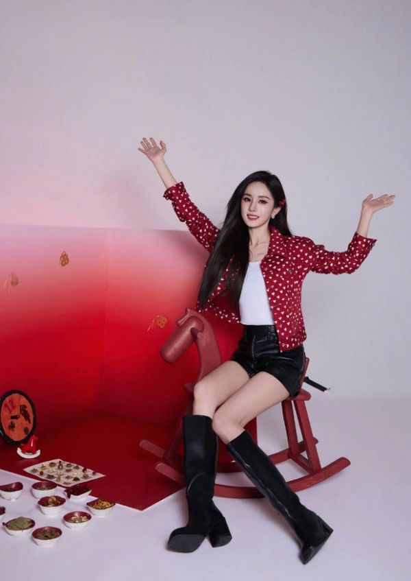 杨幂活力十足。