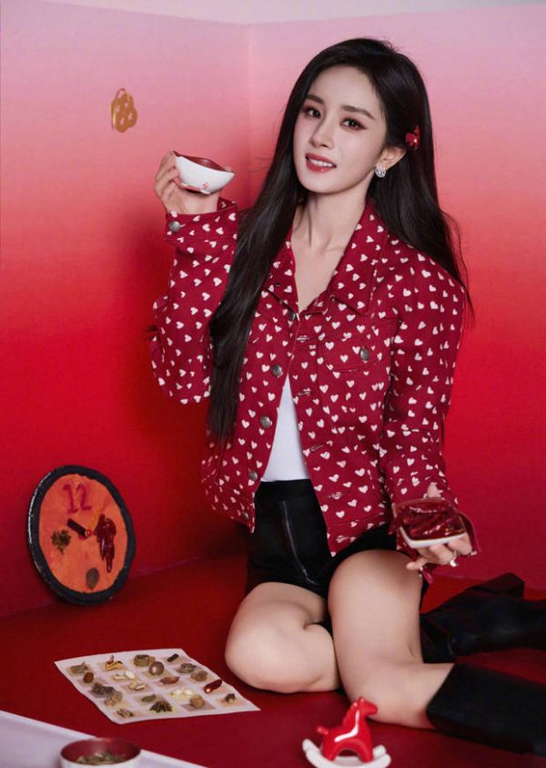 杨幂的五官精致，漂亮又灵动。