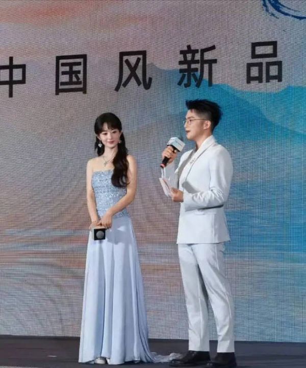 赵丽颖出席活动。