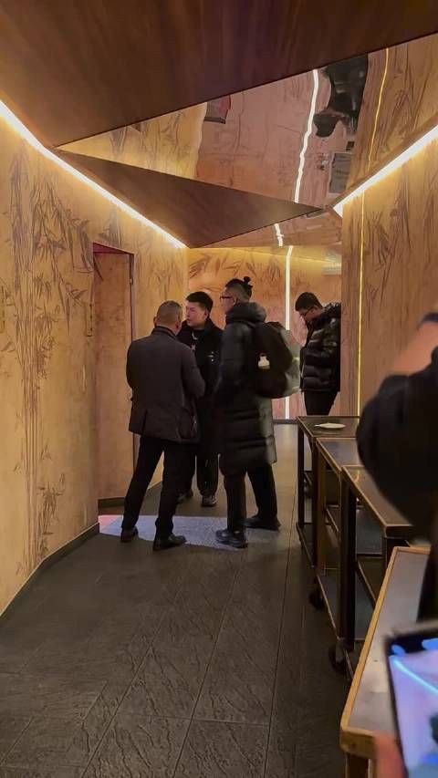 成龙与马龙同框合影，双龙闪耀米兰时装周