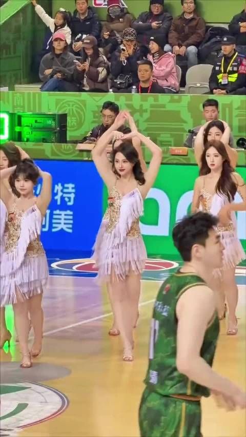 心情不好的时候就请看CBA啦啦队的表演吧，你会发现这个世界是美好的