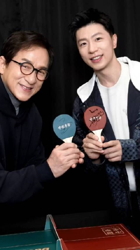 激动！马龙成龙同框了，互赠礼物+合拍时尚大片，都是国人骄傲