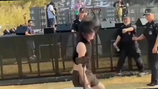 保安：先别拉她，她挺有节目