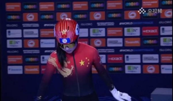 公俐1500FA亮相镜头扫到Lina淡定应援