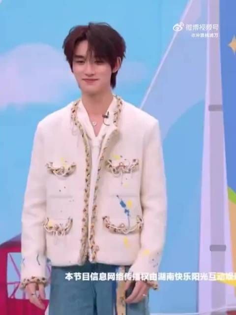 丁程鑫就这么在所有观众面前水灵灵的跳我是李飞了！