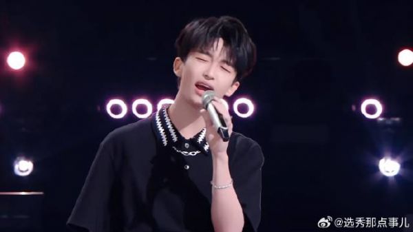 黄子弘凡清唱完，自己给自己撒花，综艺感真的足！