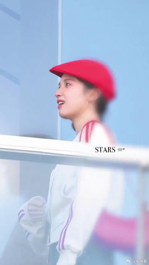 张婧仪贝雷帽造型被赞台偶女主本人