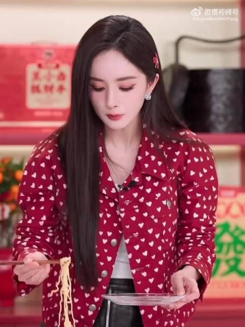 杨幂直播吃面被助理提醒控制饮食