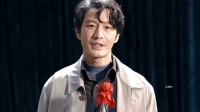 黄晓明提前一月背词演活基层干部郑德诚