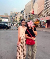 曼谷偶遇文咏珊，产子三个多月瘦得过分，路人视角排骨胸抢镜