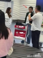闫学晶带9岁女儿现身三亚机场 女儿背着书包十分乖巧都不用上学吗
