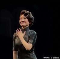 56岁许晴穿旗袍演话剧引热议！身材丰腴饱满，不过眼睛好像变小了